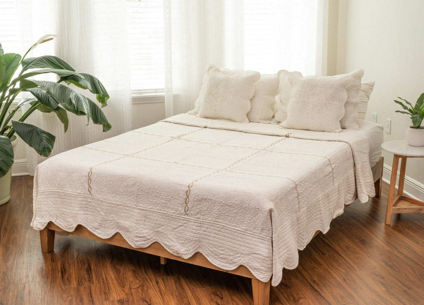DaDa Bedding Elegant White Floral Beige Matelassé 100% Cotton Coverlet